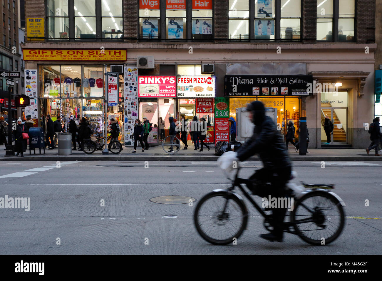Parrucchieri, 99 100 pizzas, et touristique cadeaux magasins dans Midtown Manhattan, New York, NY (février 2018) Banque D'Images