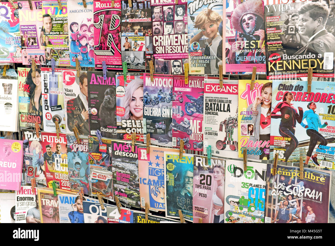 Magazines étendus dehors un kiosque dans la ville de Mexico, Mexique soulignant la culture populaire au début de 2018. Banque D'Images