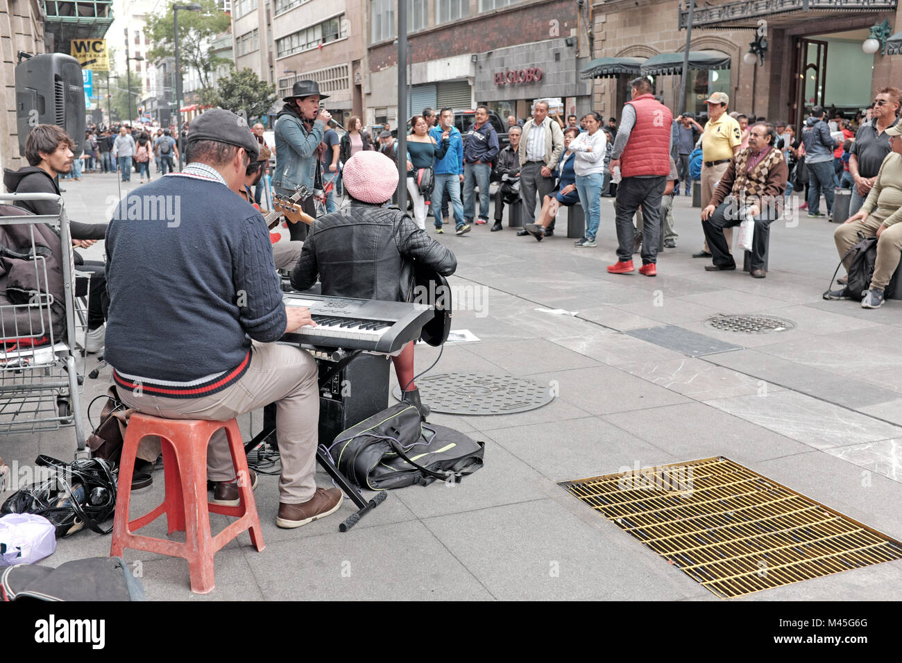 Des musiciens de rue sur un trottoir dans le quartier Centro Historico à Mexico, au Mexique. Banque D'Images