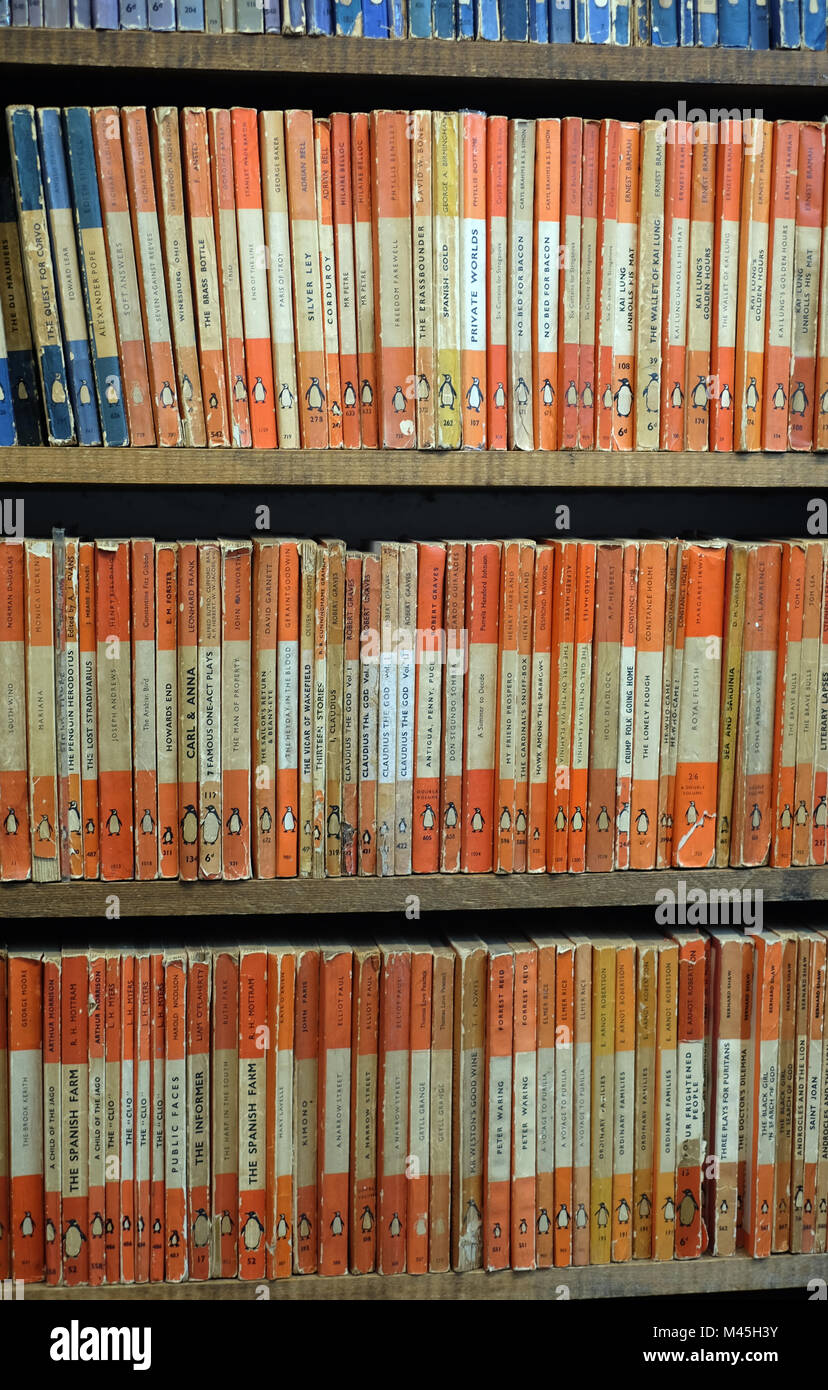 Penguin Books en vente dans une librairie de seconde main Banque D'Images