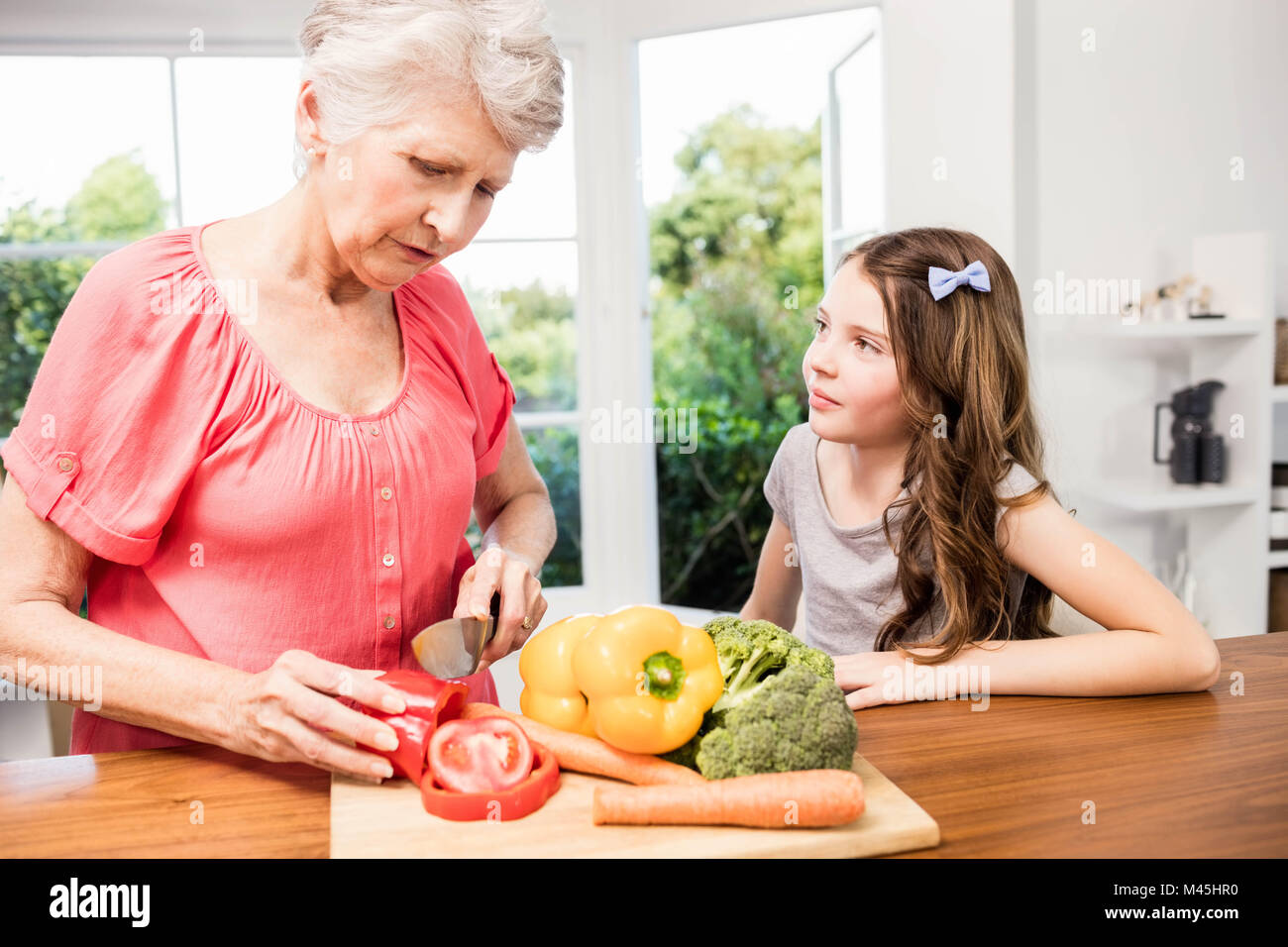 Grand-mère et petite-fille, émincer les légumes Banque D'Images