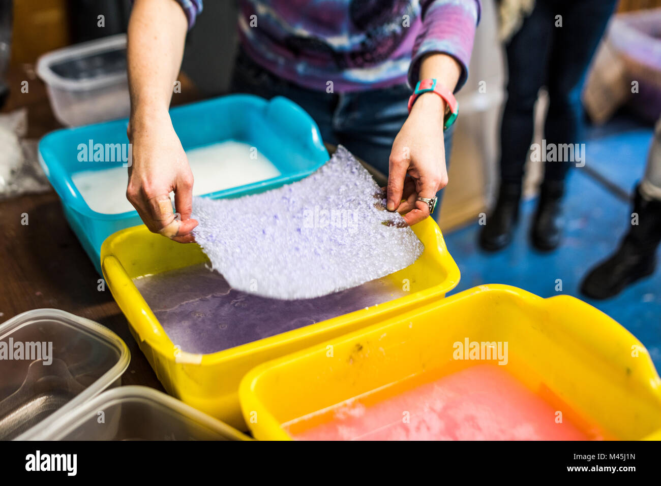 Atelier de fabrication de papier en classe. Banque D'Images