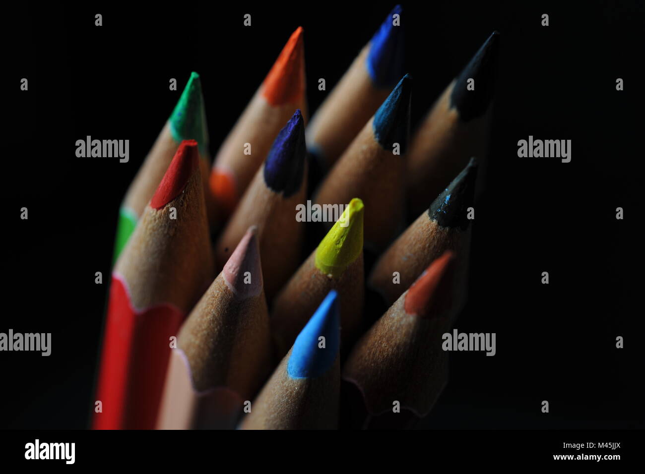 Crayons de couleur pris des photos avec fond sombre Banque D'Images