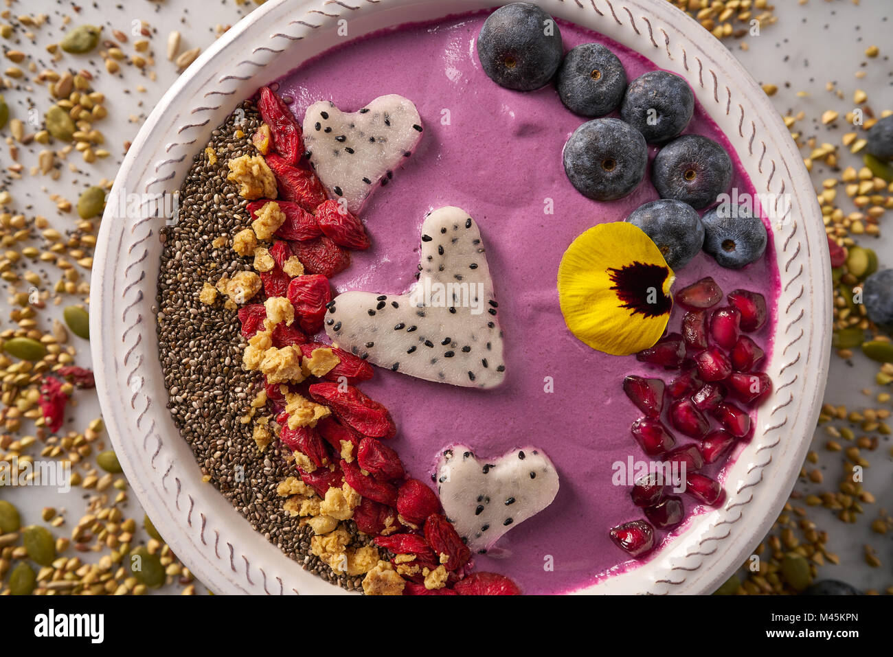 Bol d'Acai de pitaya smoothie bleuet grenade coeurs goji chia et les graines pour la Saint-Valentin Banque D'Images