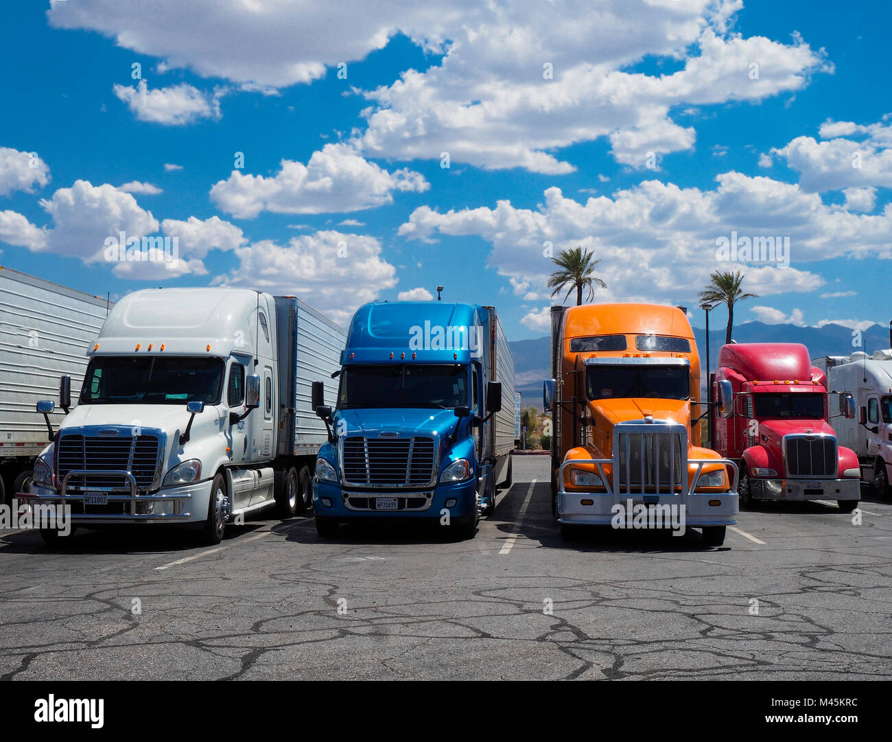 Mesquite, NEVADA - 7 août 2016 : une rangée de camions américains colorées stationné à l'extérieur un camion s'arrêter au Mesquite sur l'Interstate 15. Banque D'Images