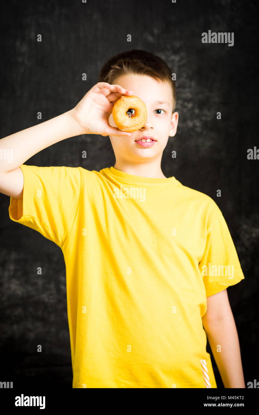 Homme gai enfant jouant avec son donut Banque D'Images