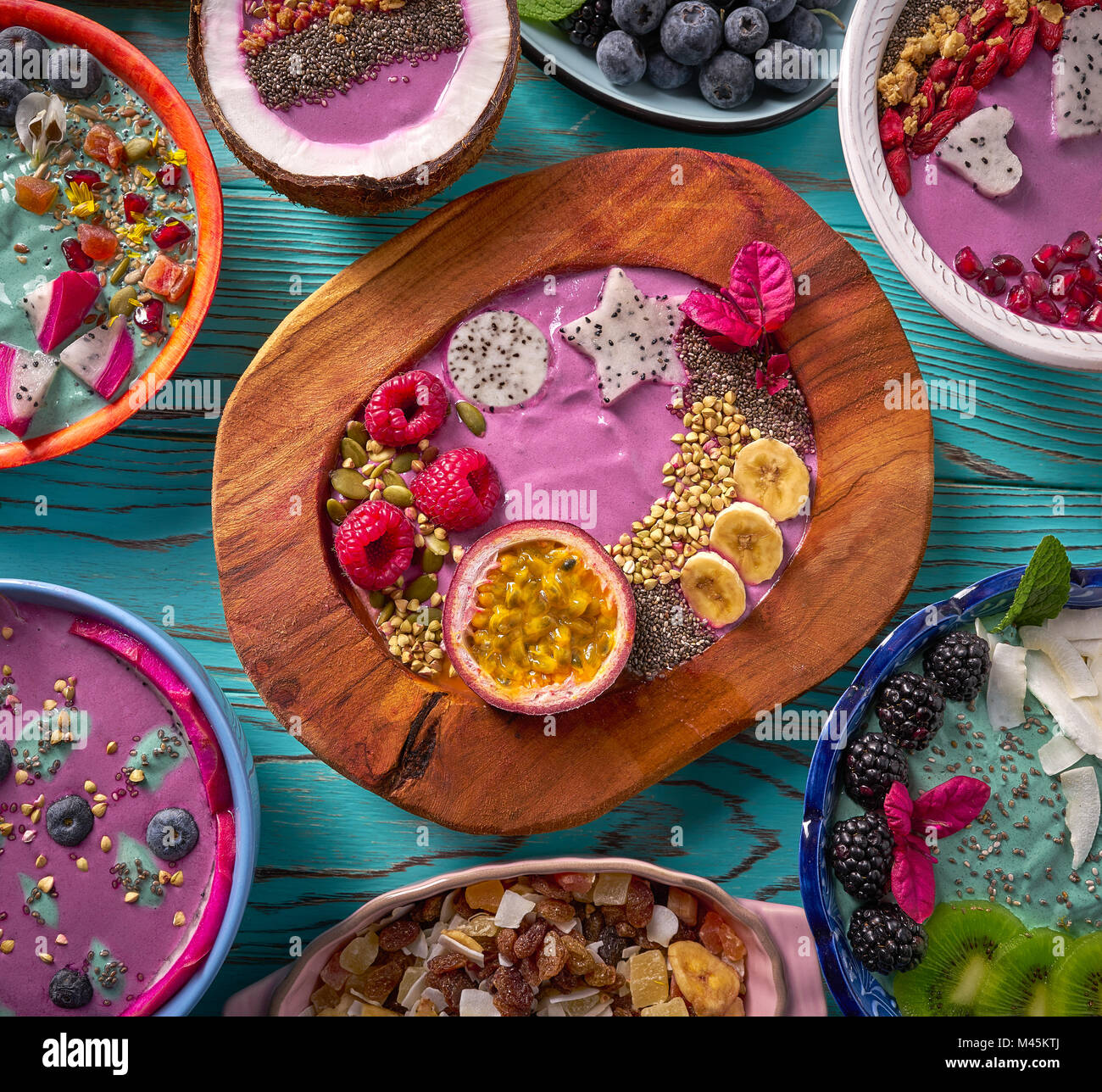 Bol d'Acai smoothie et algues Spiruline avec des baies et fruits de chia alimentation saine Banque D'Images