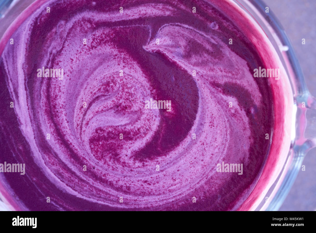 L'Açaï smoothie blender bol préparation avec des aliments sains Banque D'Images