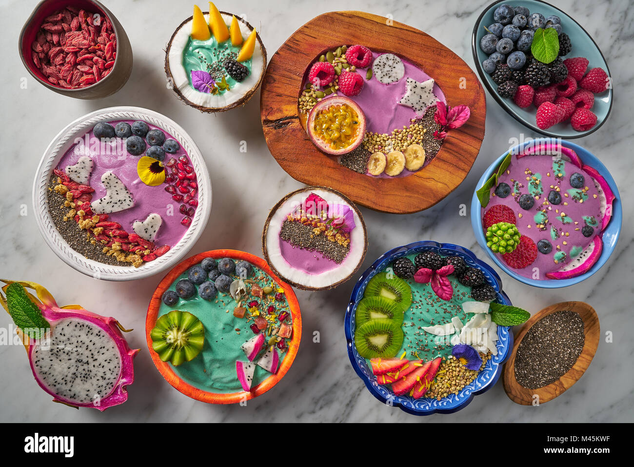 Bol d'Acai smoothie et algues Spiruline avec des baies et fruits de chia alimentation saine Banque D'Images