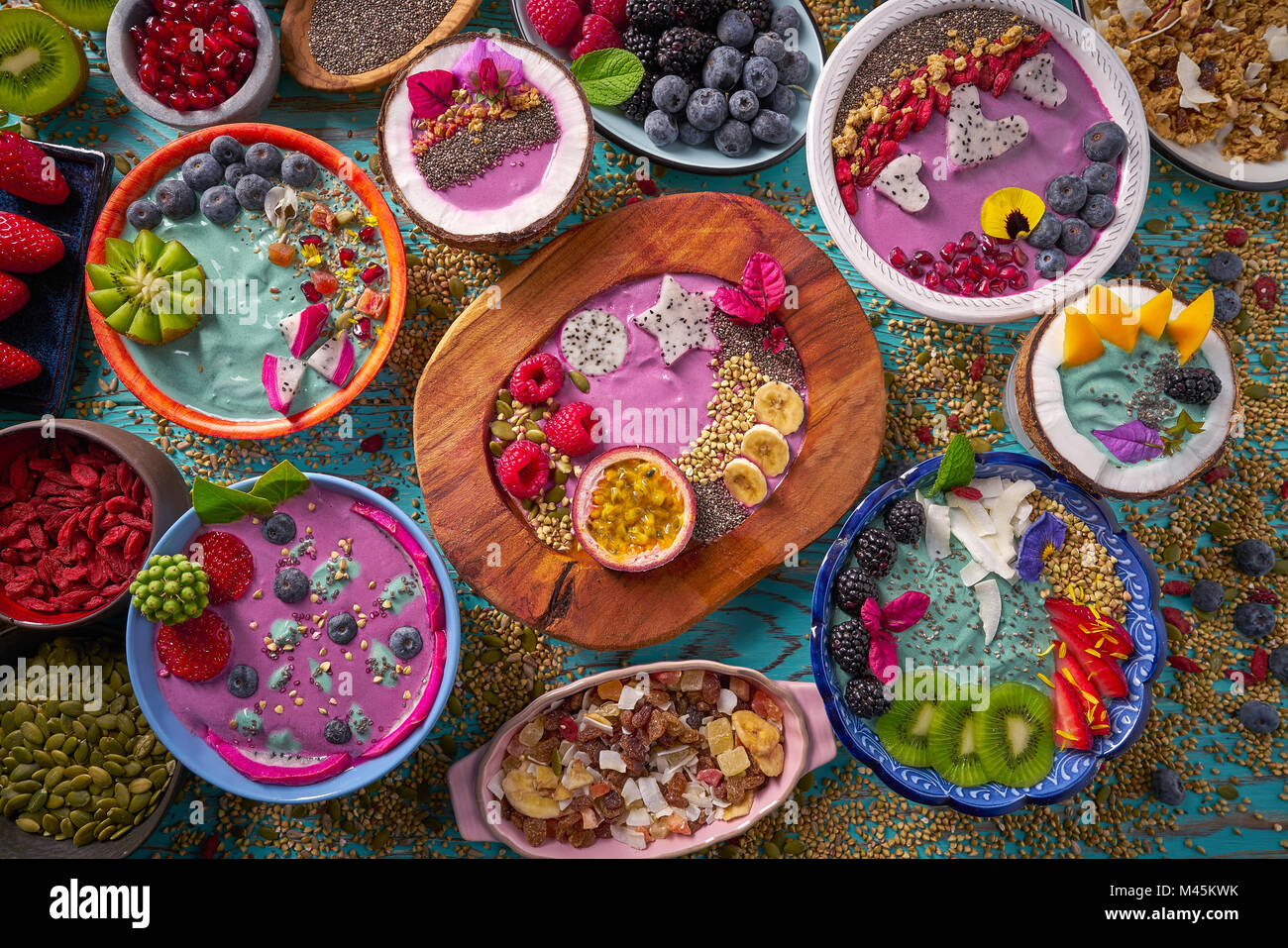 Bol d'Acai smoothie et algues Spiruline avec des baies et fruits de chia alimentation saine Banque D'Images