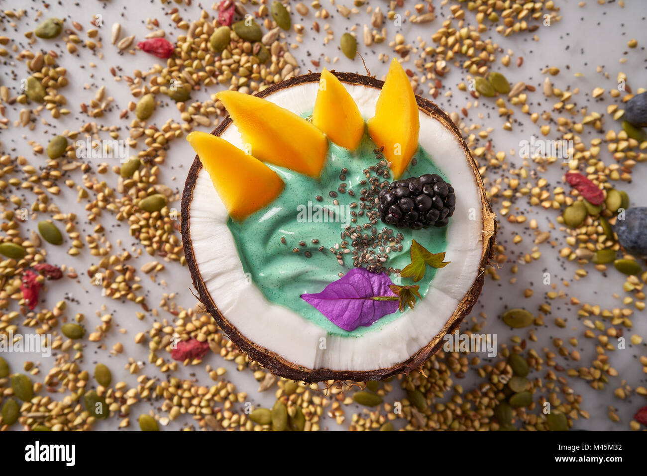 Bol de la spiruline dans la noix de coco Smoothie mangue et chia seeds blackberry Banque D'Images