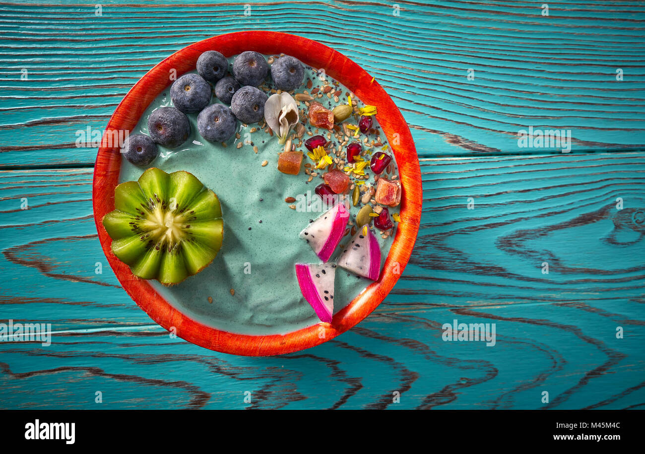 Smoothie Acai bowl avec graines de pitaya et bleuets kiwi fruit du dragon Banque D'Images