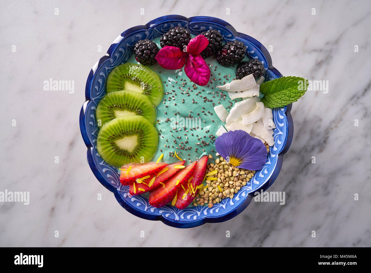 Smoothie Acai bowl avec blackberry kiwi fraise et chia seeds Banque D'Images