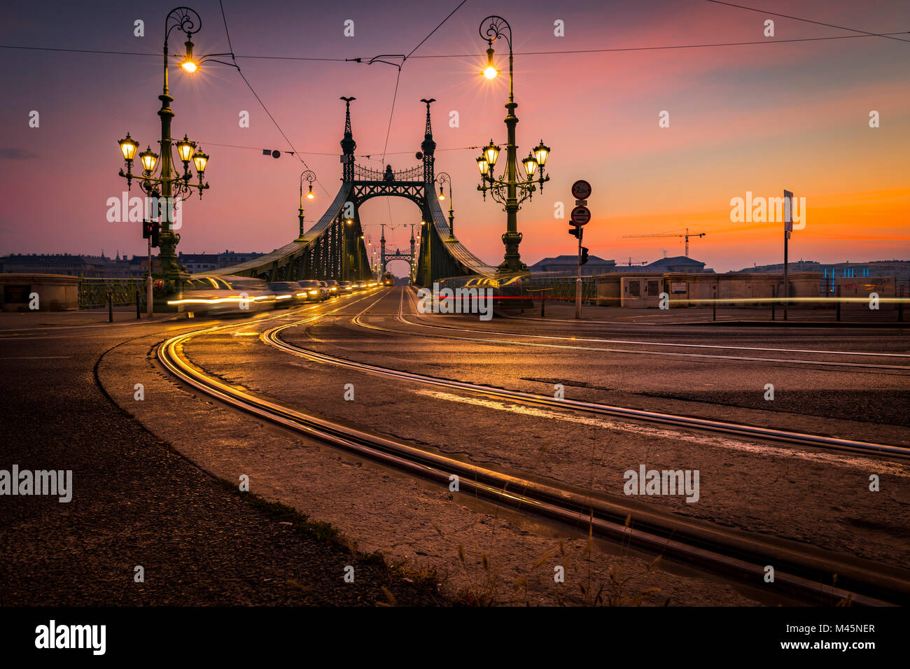 Pont de la liberté avec des voitures en mouvement au lever du soleil,Budapest,Hongrie Banque D'Images