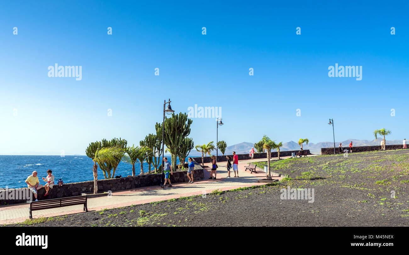 Puerto del Carmen, Espagne - Décembre 27, 2016 : la vue quotidienne de la vieille ville et la promenade du port avec les touristes à Puerto del Carmen, Espagne. Puerto del Carmen est Banque D'Images