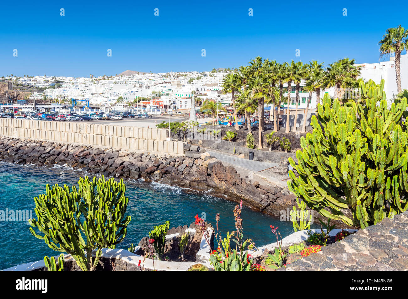 Puerto del Carmen, Espagne - Décembre 27, 2016 : la vue quotidienne de la vieille ville et la promenade du port de Puerto del Carmen, Espagne. Puerto del Carmen est le principal touri Banque D'Images