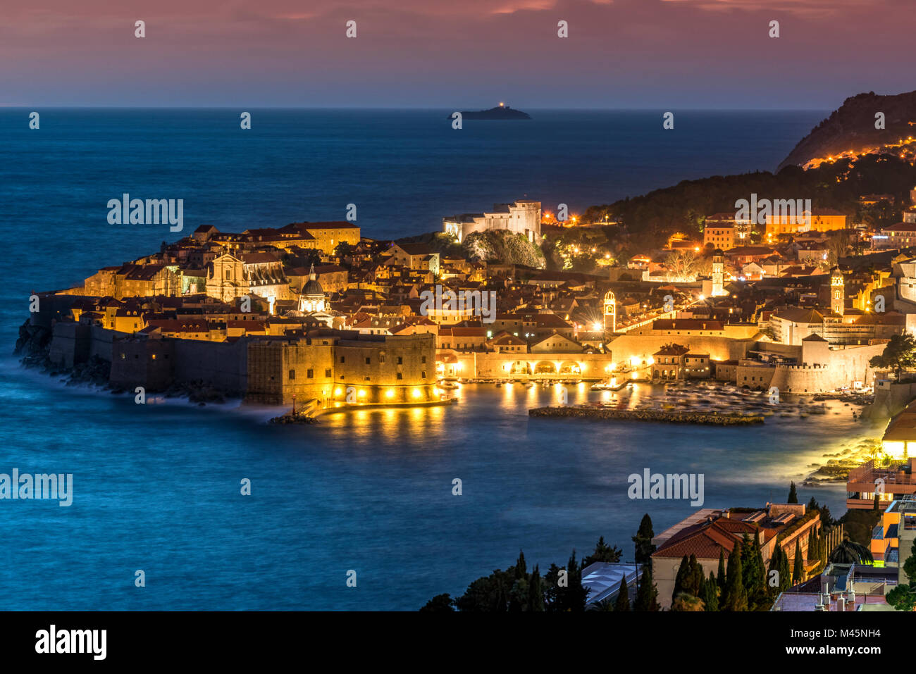 City skyline at Dusk, Dubrovnik, Croatie Banque D'Images