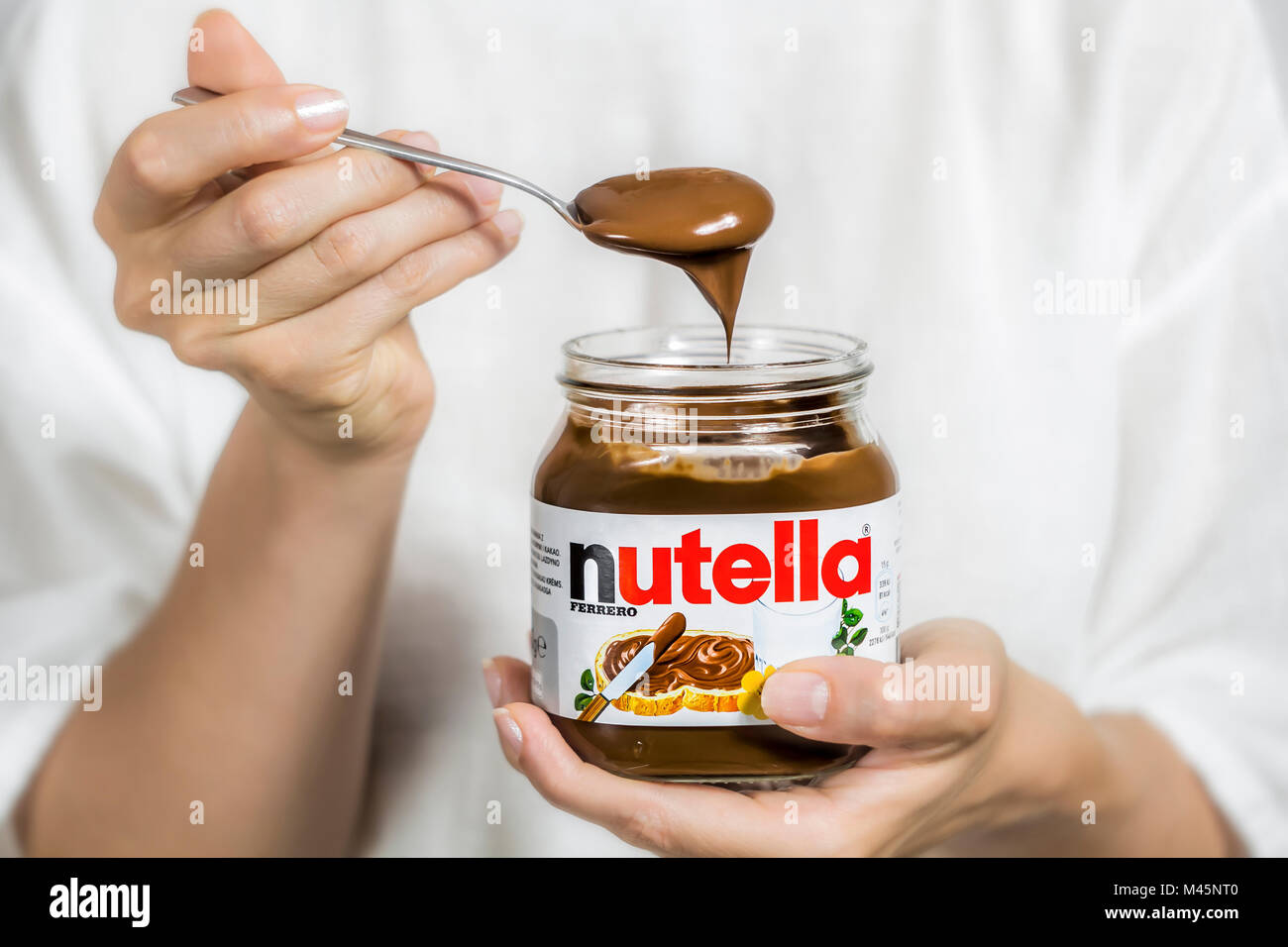 Pot De Nutella Avec Cuillère À Biscuits Dans Un Sac En Organza Et