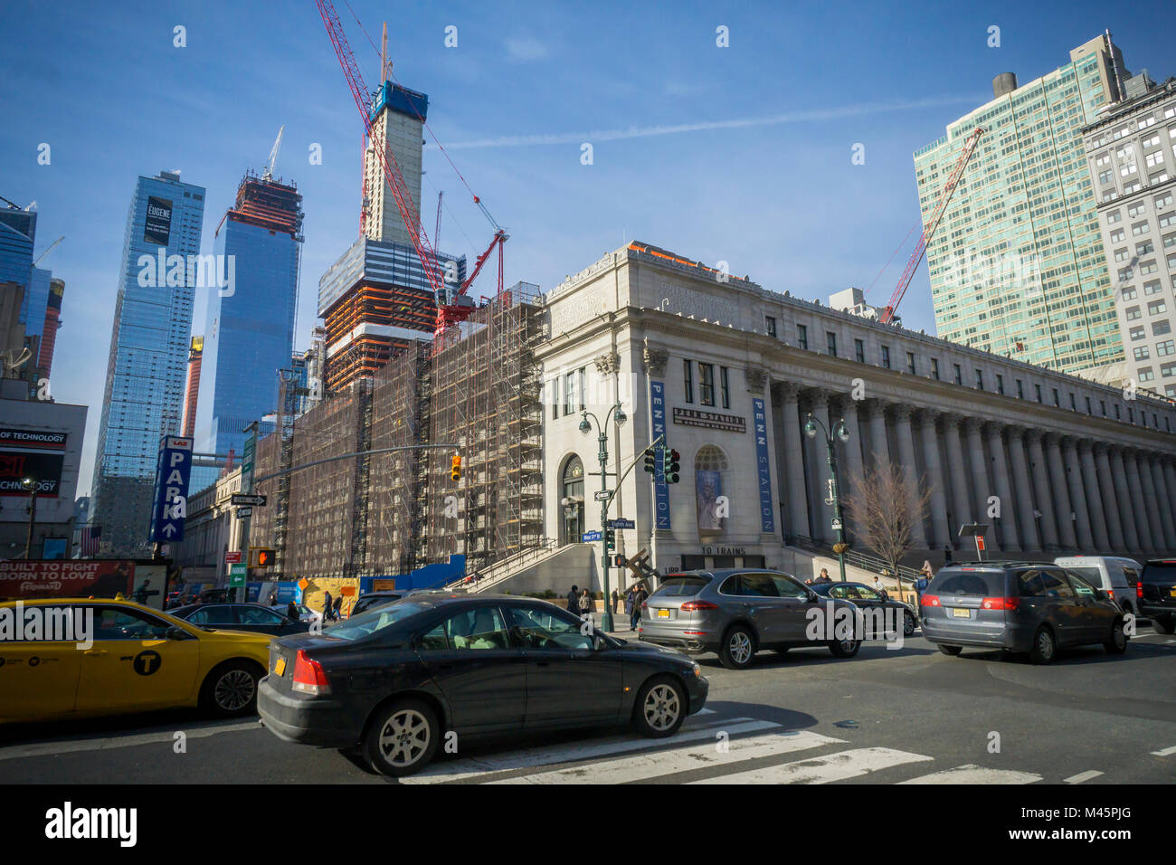 La James Farley Bureau de poste à New York, qui sera bientôt le Moynihan, avec le Hudson Yards dominant de développement Mardi, 13 février 2018. (© Richard B. Levine) Banque D'Images