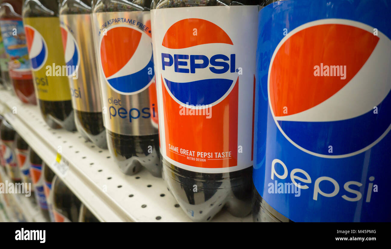 Une exposition de bouteilles de Pepsi-Cola dans un supermarché de New York le lundi, Février 12, 2018. PepsiCo devrait publier ses résultats du quatrième trimestre avant la cloche d'ouverture le 13 février. (Â© Richard B. Levine) Banque D'Images