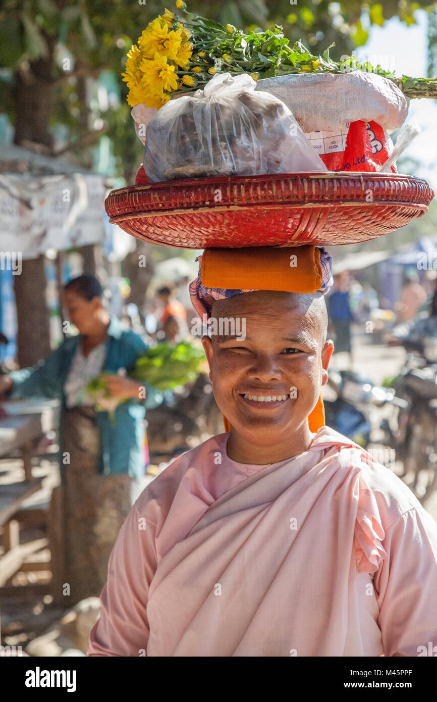 Femme nun birmans l'achat des cultures locales au Myanmar Banque D'Images