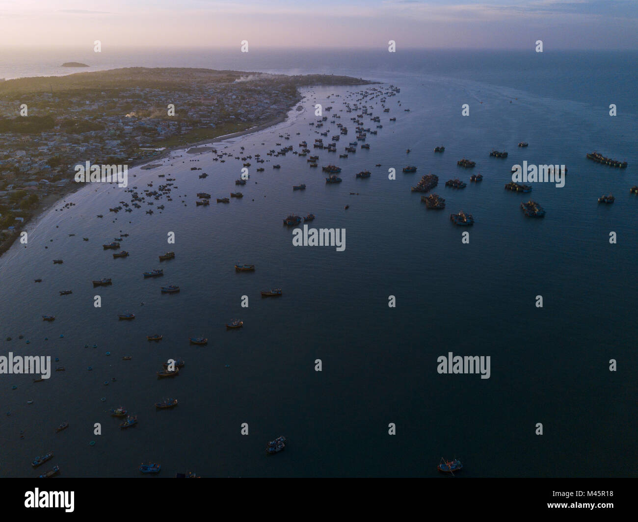 Des centaines de bateaux de pêche retour à la plage à l'aube,vue aérienne,mer à Mui Ne, Vietnam Banque D'Images