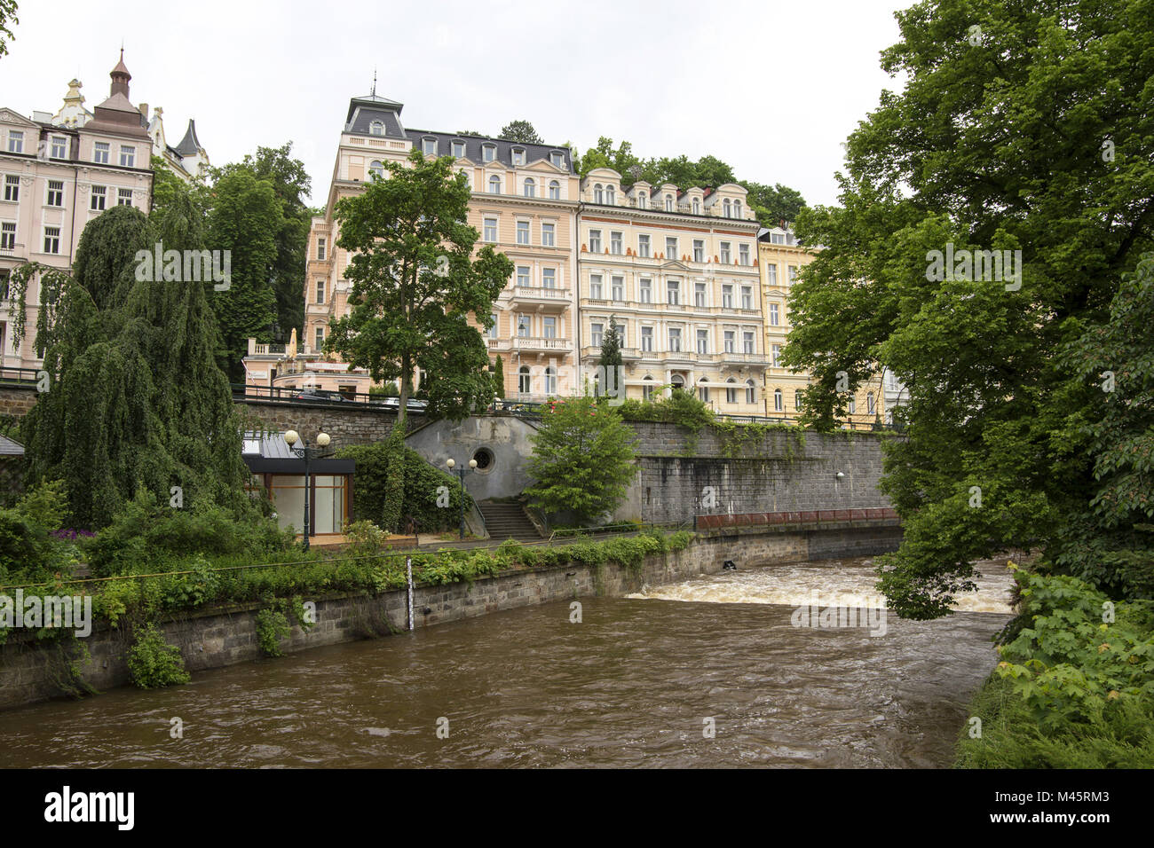 Karlovy Vary, République tchèque, Juin 04, 2013 : beau palais à Karlovy Vary, République tchèque. Banque D'Images