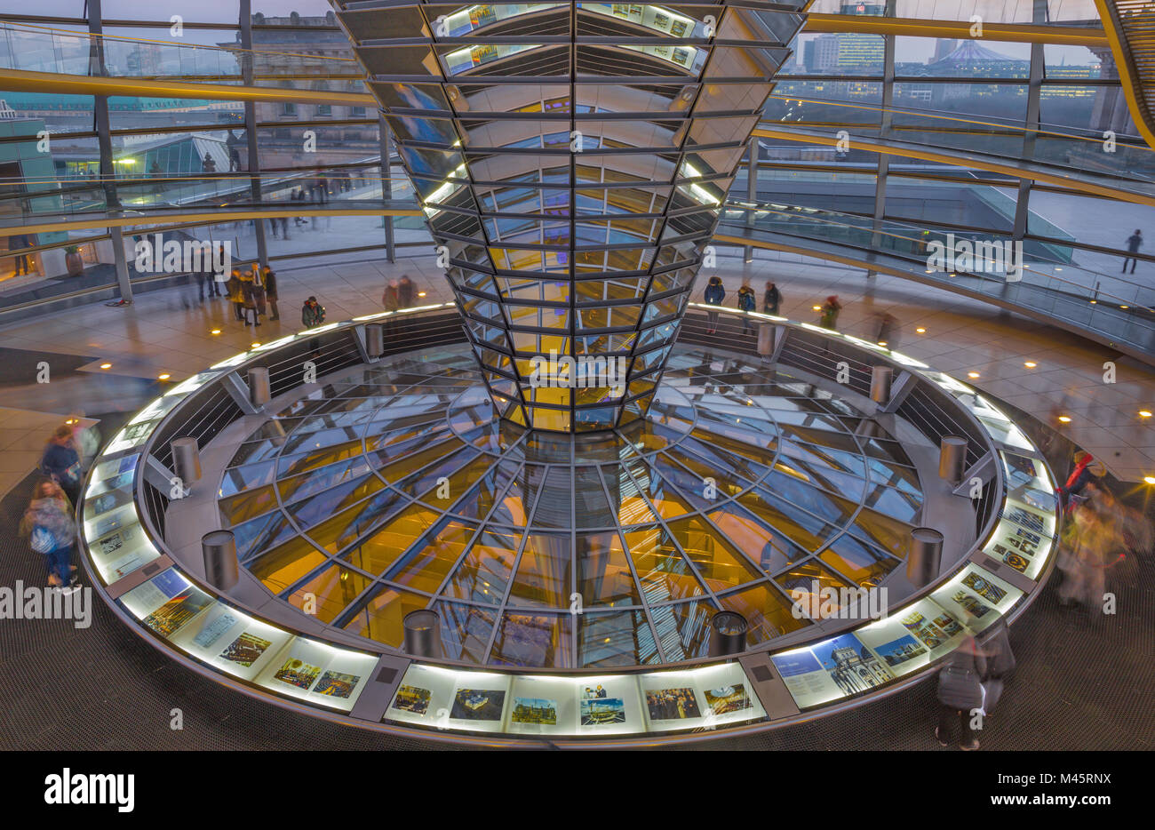 BERLIN, ALLEMAGNE - 13 février, 2017 : l'interion de coupole du Reichstag au crépuscule. Banque D'Images