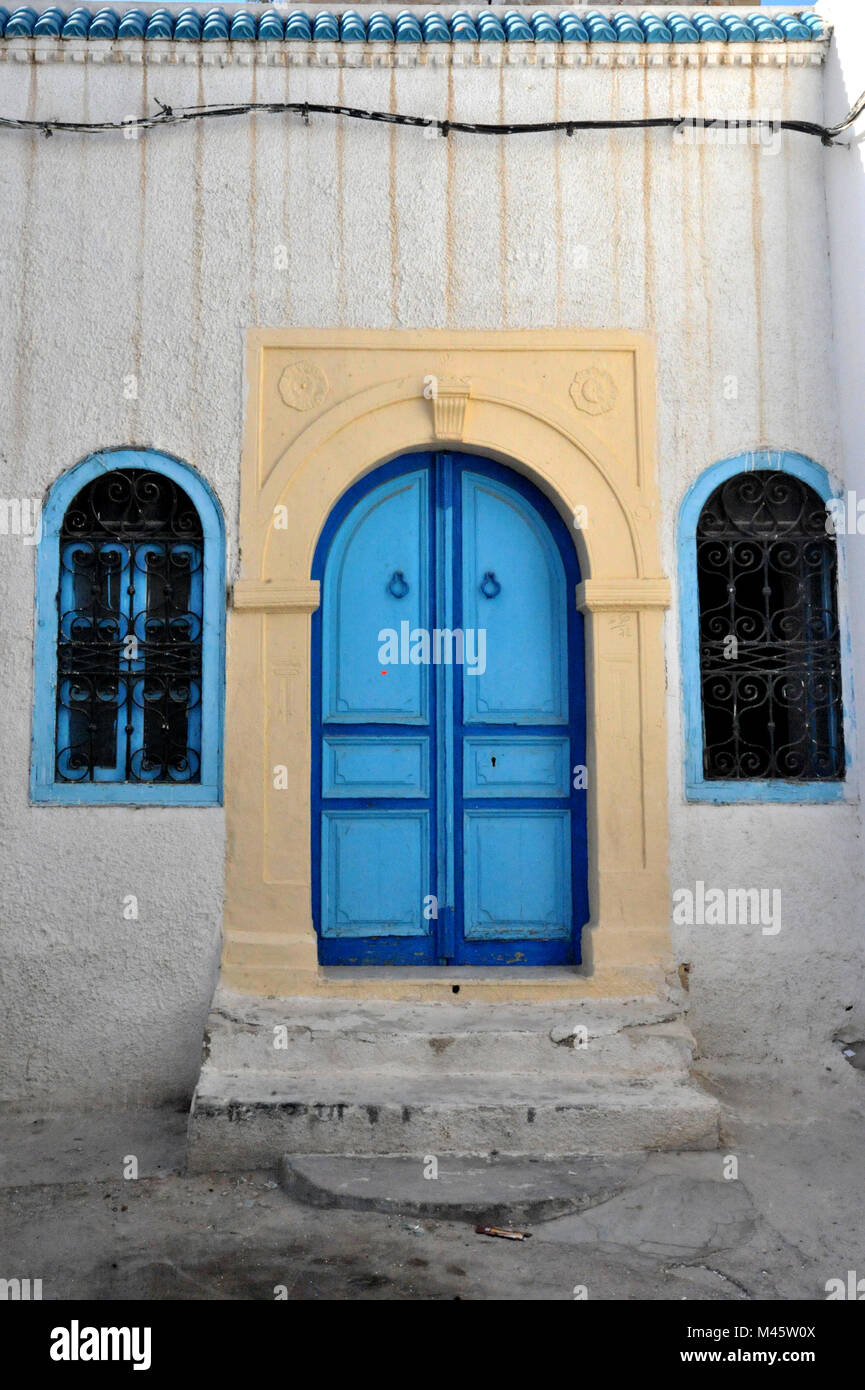 Gates dans les médinas des villes tunisiennes Banque D'Images