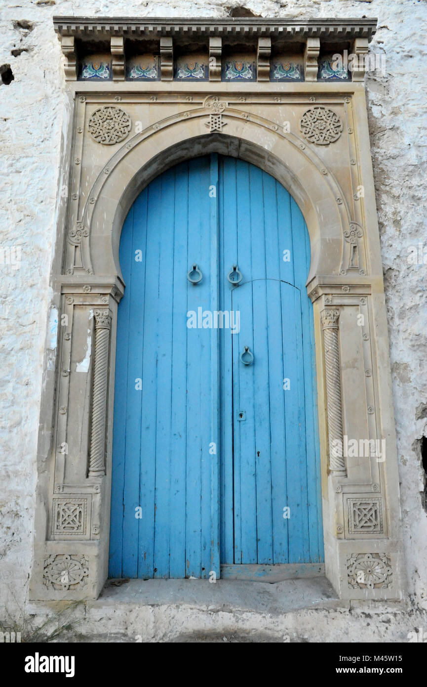 Gates dans les médinas des villes tunisiennes Banque D'Images