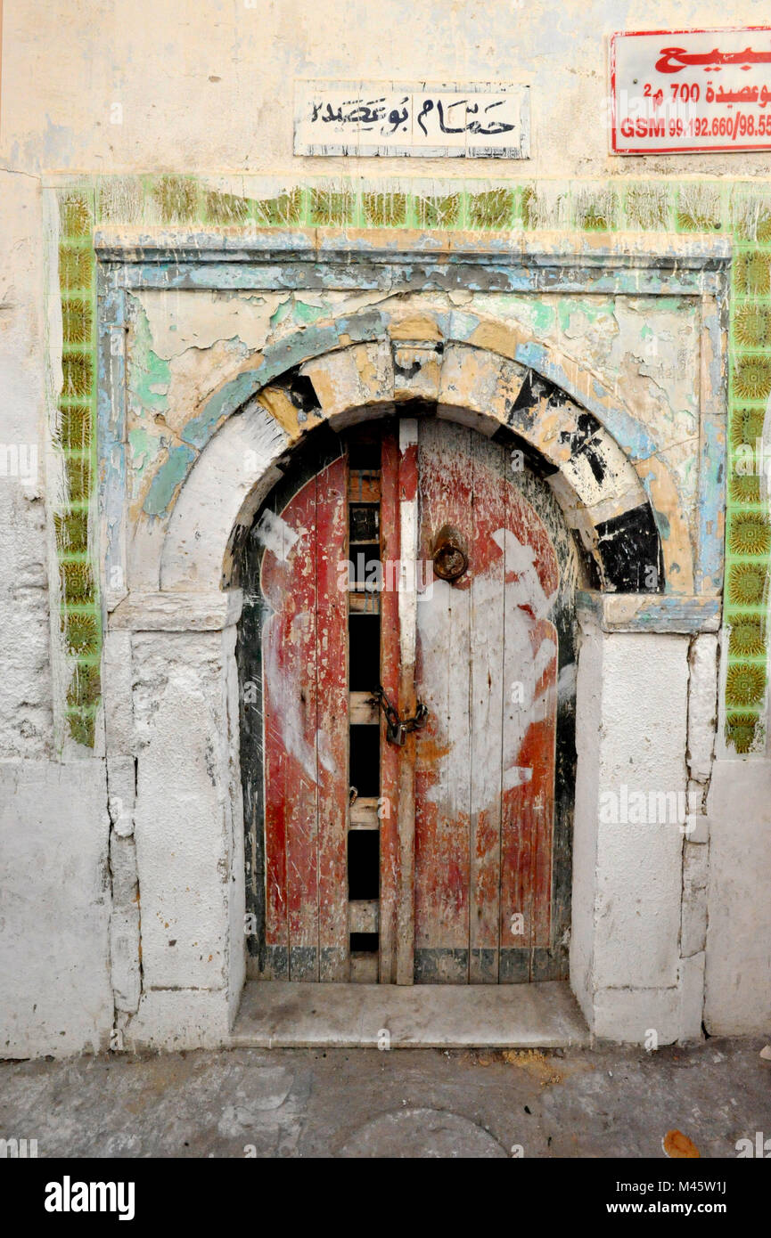 Gates dans les médinas des villes tunisiennes Banque D'Images