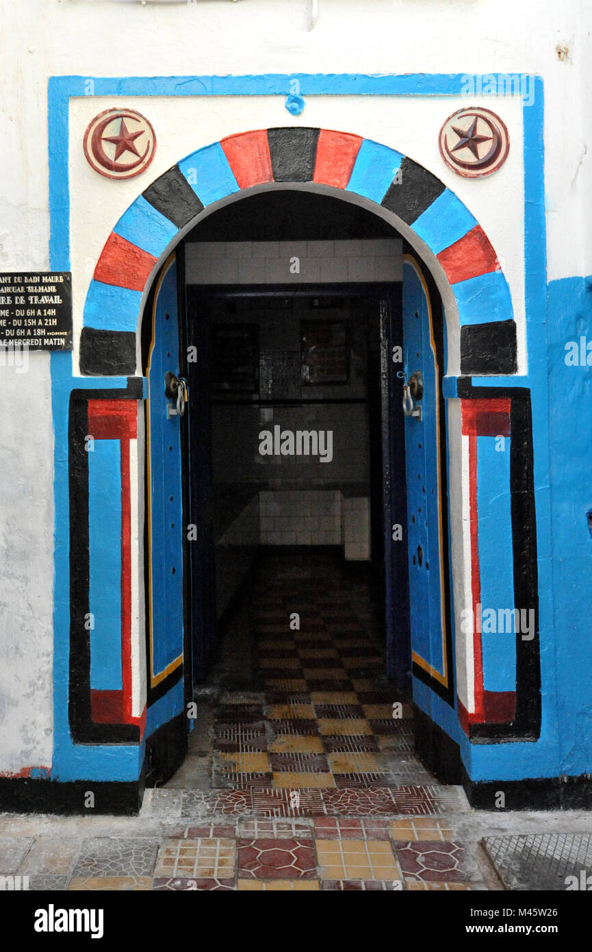 Gates dans les médinas des villes tunisiennes Banque D'Images