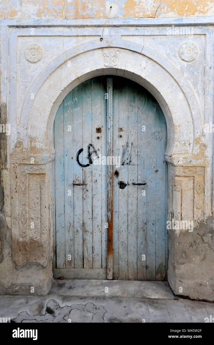 Gates dans les médinas des villes tunisiennes Banque D'Images