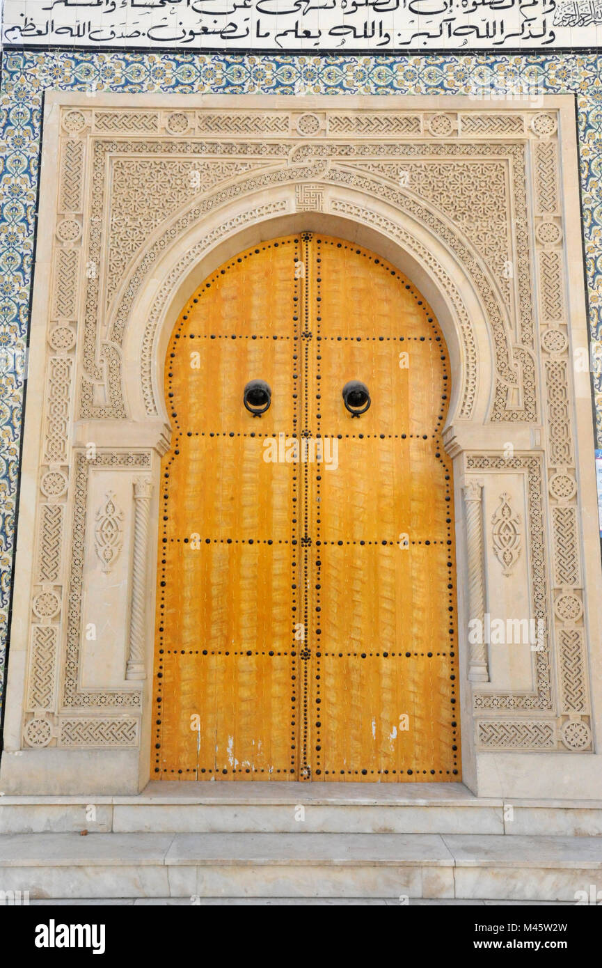 Gates dans les médinas des villes tunisiennes Banque D'Images