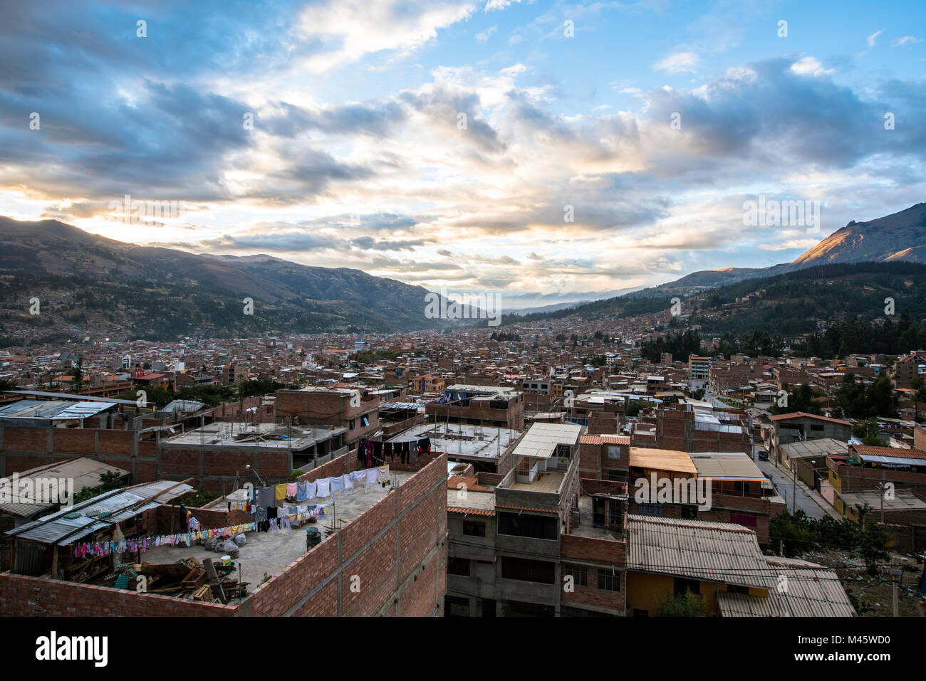 Une vue panoramique de la ville de Huaraz d'Amérique du Sud, au Pérou avec la Cordillère de montagnes en arrière-plan. Banque D'Images