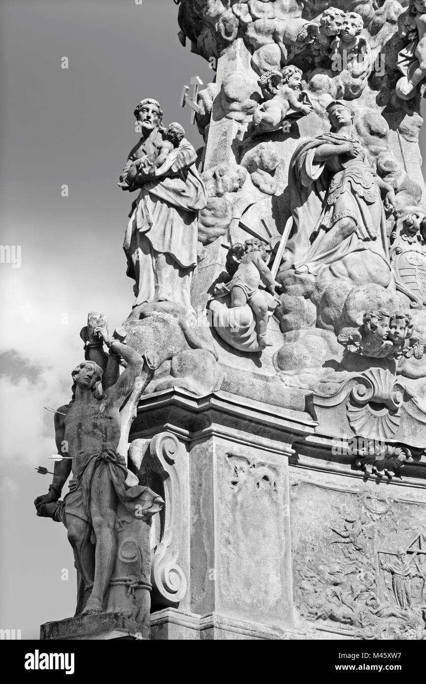 - La place Safarikovo Kremnica et détail de la colonne de la Sainte Trinité baroque avec le St Sébastien et St Joseph par Dionyz Ignac Stanetti Banque D'Images