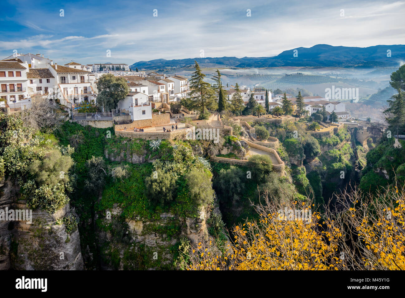 Le pont romain à Ronda, Andalousie, espagne. C'est le plus ancien des trois ponts qui enjambent le canyon d'el Tajo. Banque D'Images