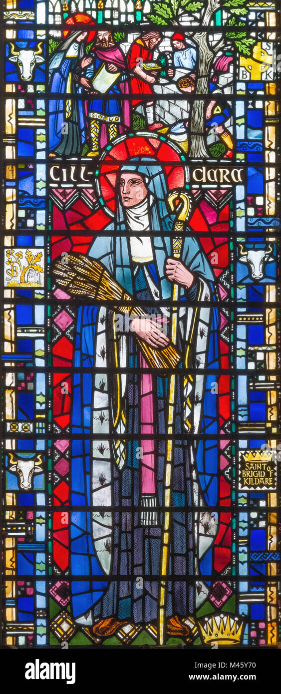 Paris, France - 16 septembre 2017 : La Sainte-brigitte de Kildare sur le vitrail à l'église St Etheldreda par Joseph Edward.Nuttgens (1952). Banque D'Images