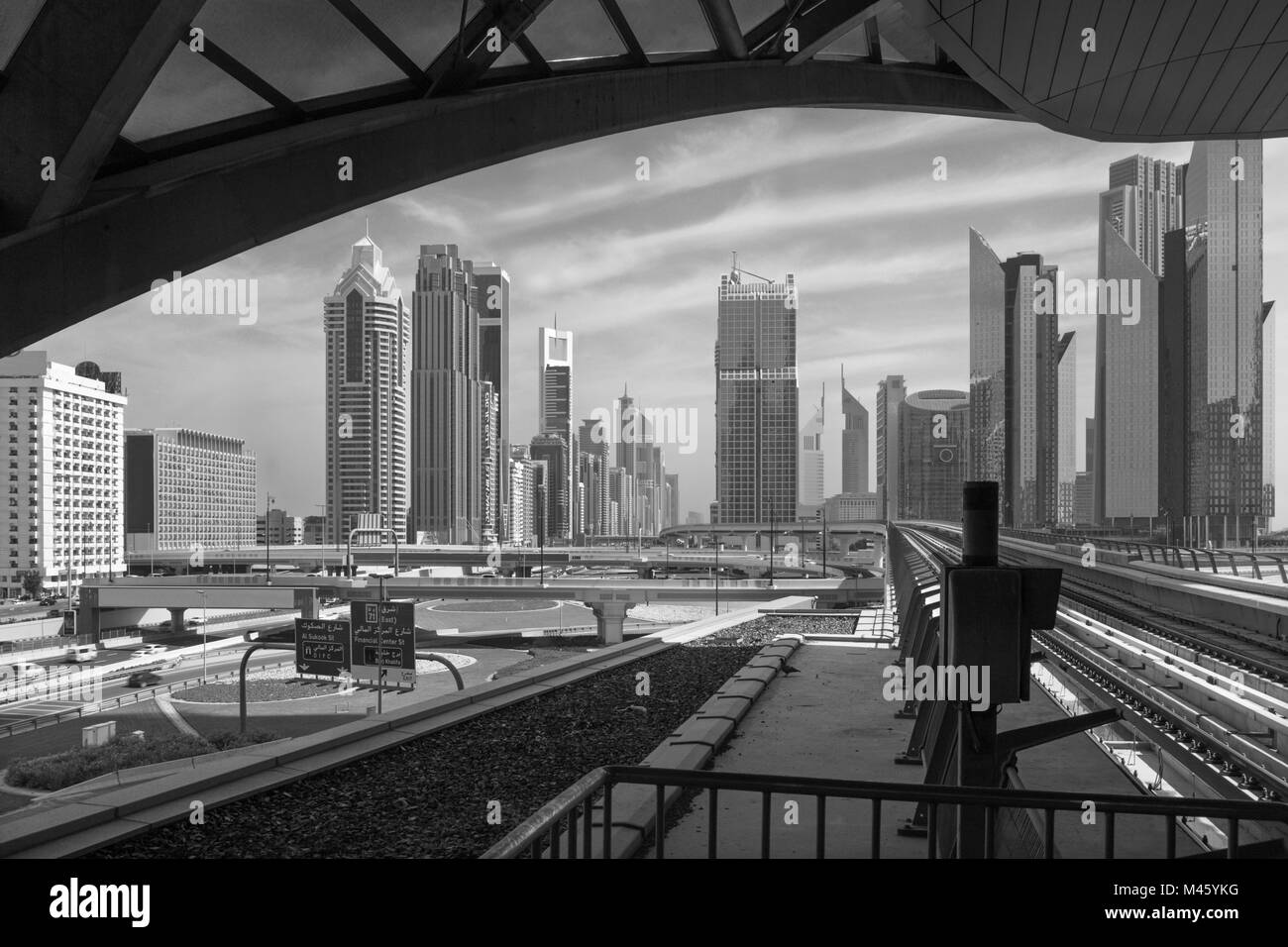Dubaï - Le gratte-ciel du centre-ville et les rails du métro. Banque D'Images