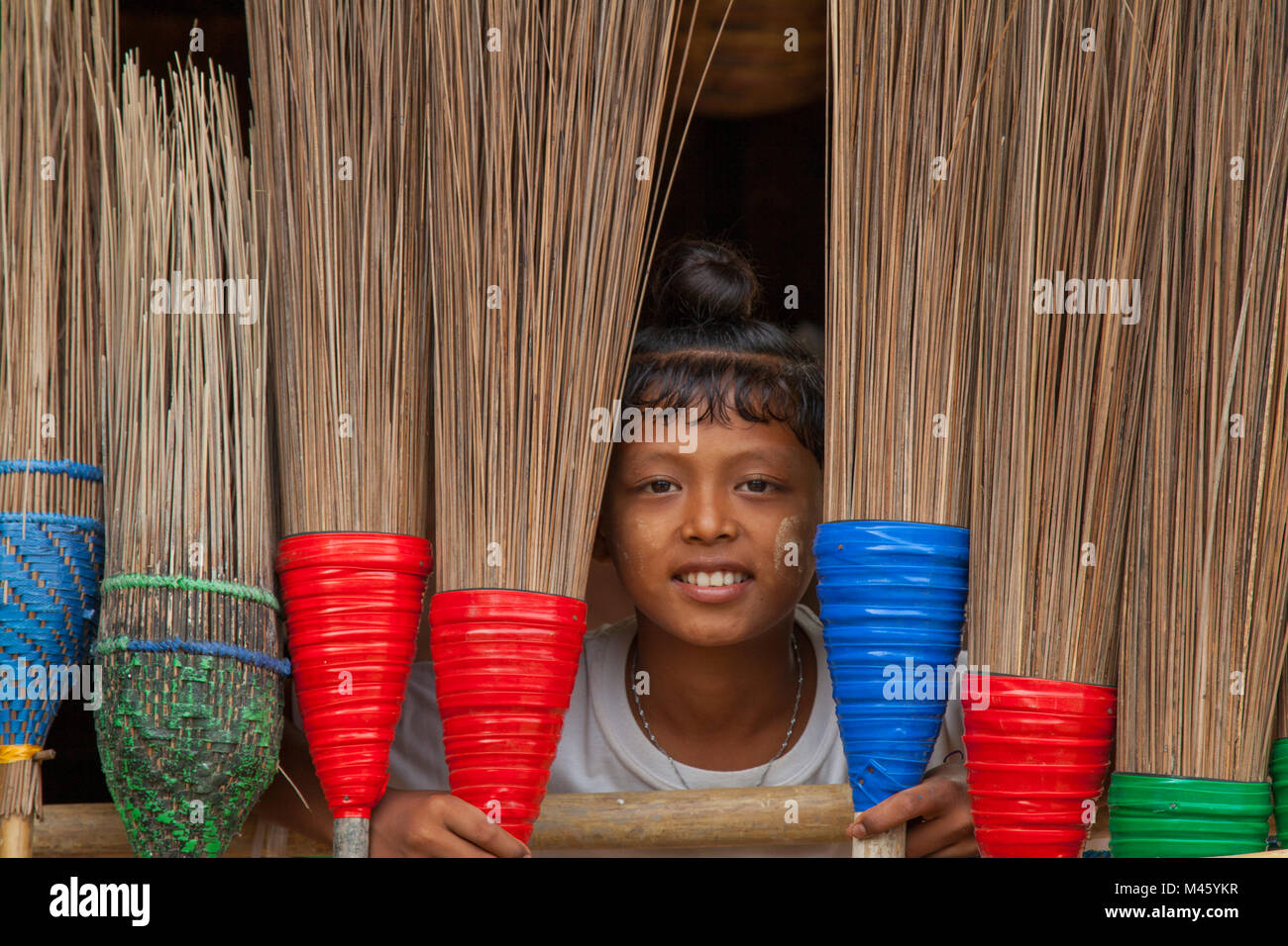 Coiffure traditionnelle sur un jeune garçon dans une petite ville en dehors de Bagan Myanmar Banque D'Images