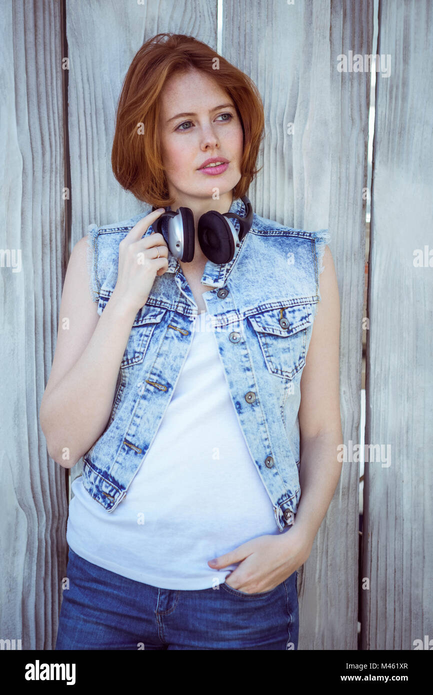 Belle femme hippie portant des écouteurs et à la recherche dans la distance Banque D'Images
