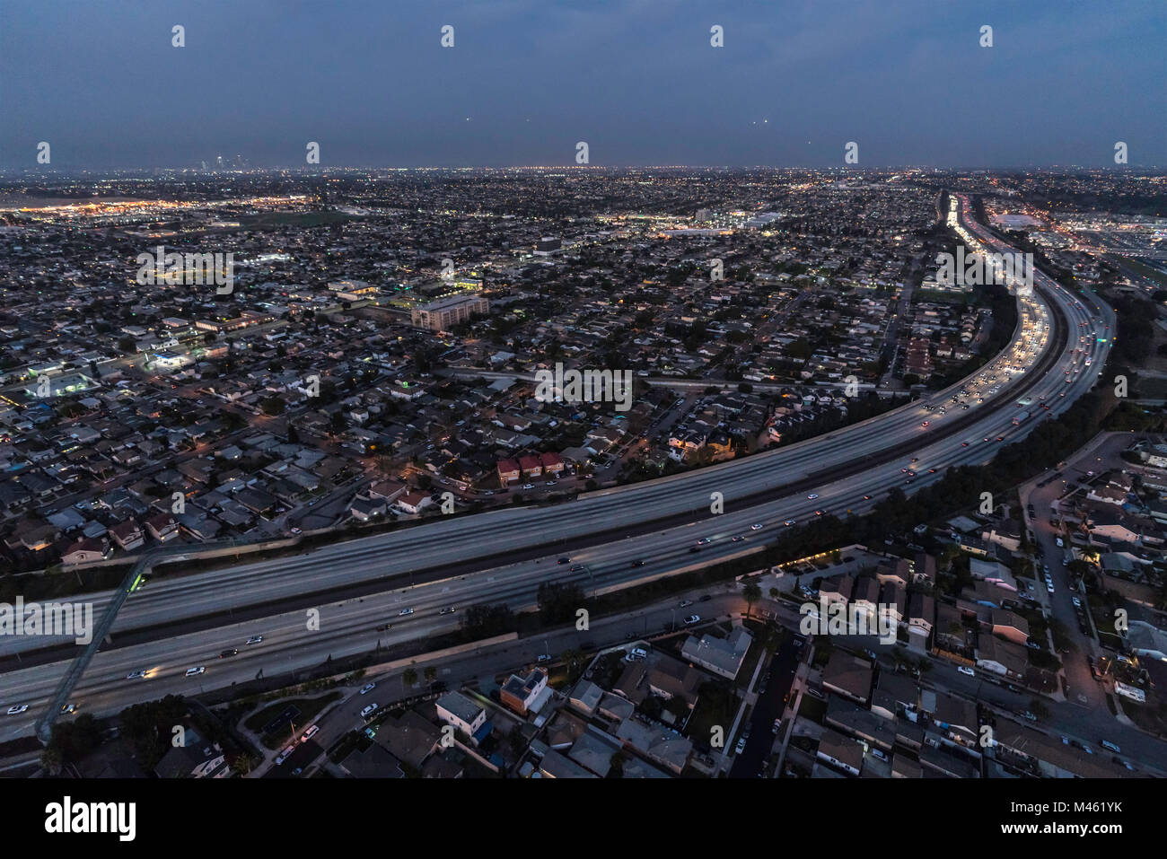 Nuit Vue aérienne de l'autoroute 105 à Los Angeles en Californie. Le trafic de matériel roulant sur les voies en direction ouest pause dans le progrès est visible. Banque D'Images