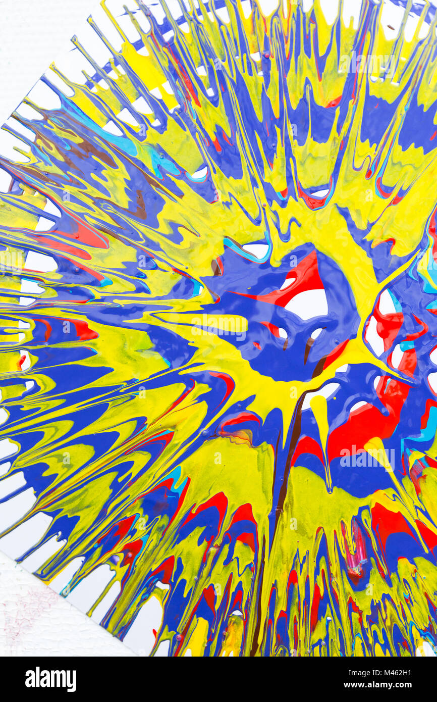 L'expressionisme abstrait, design, art concept. dans la forme ronde il est empreinte sur la feuille de papier blanc, c'est dessiné par l'artiste avec shining acryli Banque D'Images