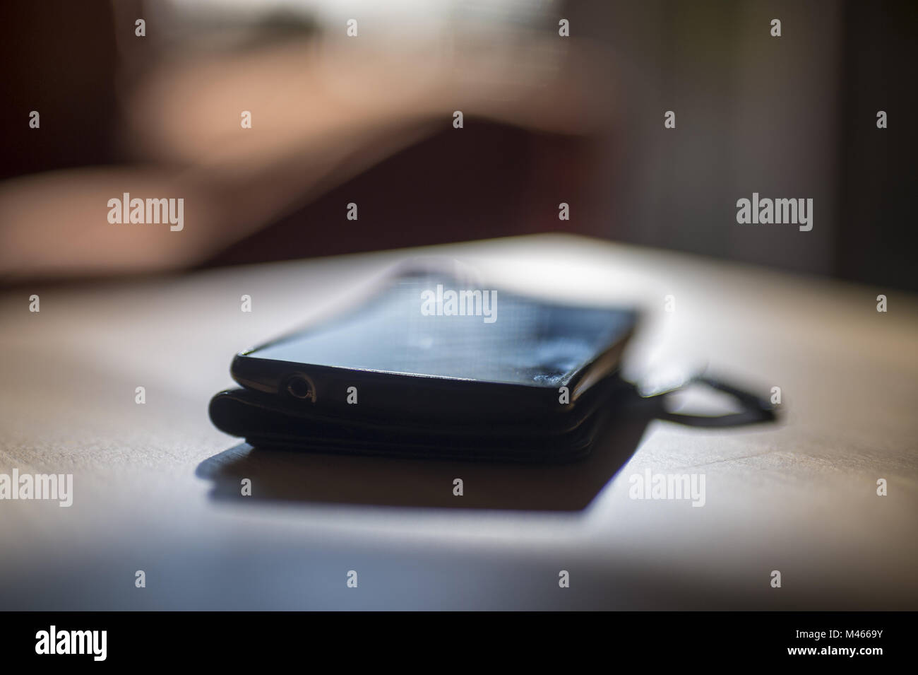 Ein im Smartphone Flip cas liegt auf dem Tisch im Banque D'Images