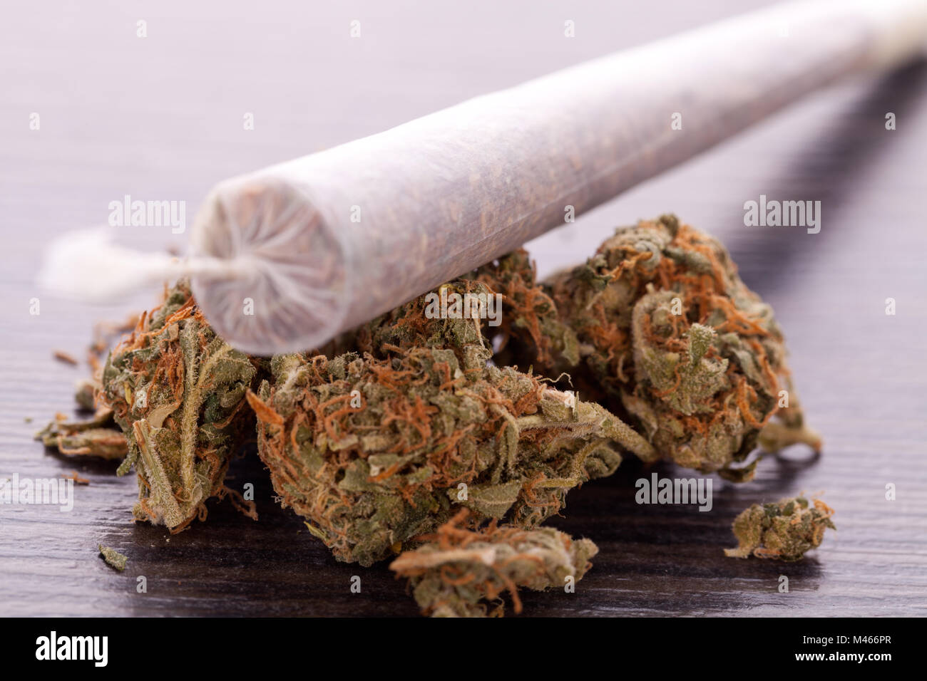 Close up de feuilles de marijuana séchée et des articulations Banque D'Images