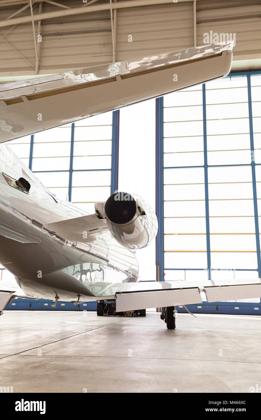 Corporate jet privé stationné dans un hangar Banque D'Images