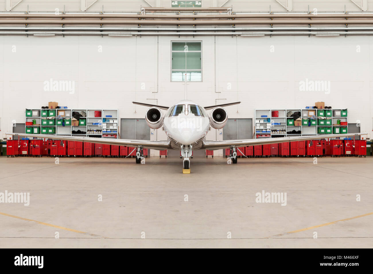 Vue avant du Petit Airplane in hangar Banque D'Images