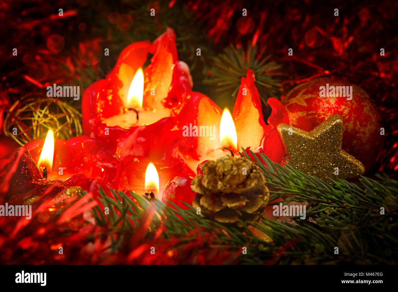 Quatre bougies rouges avec boule de noël et de décoration. Banque D'Images