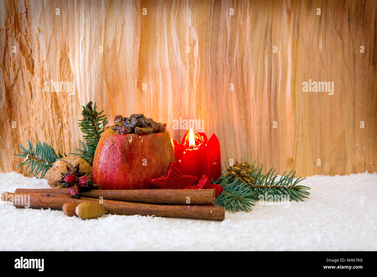 Pomme au four avec décoration de Noël sur un fond de bois. Banque D'Images