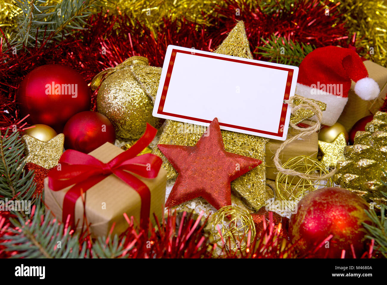 Carte de Noël en blanc avec des cadeaux,Santa hat et décoration. Banque D'Images